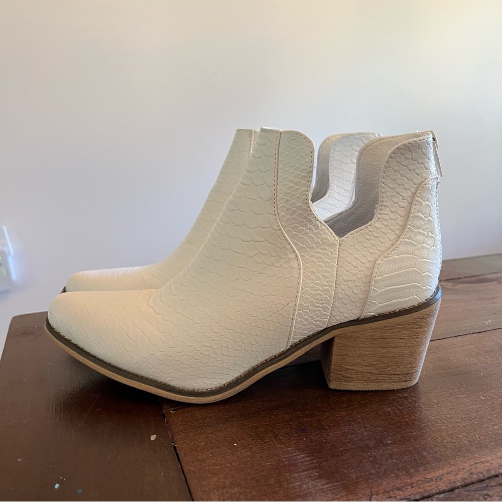 NWOT Altard State white Ankle Booties size 8